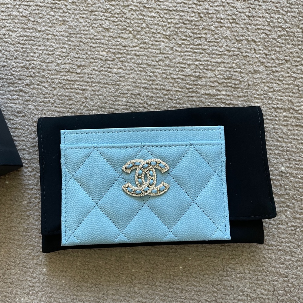 NWT Chanel caviar quilted Crystal card holder light blue
